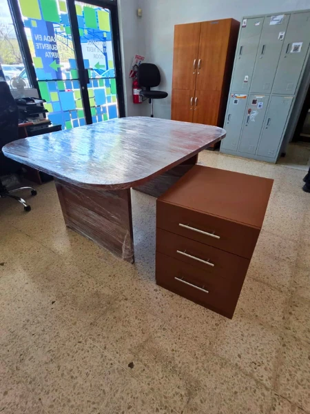 Mesa y gavetero