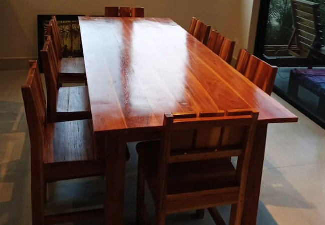 Mesa de tablón con resina